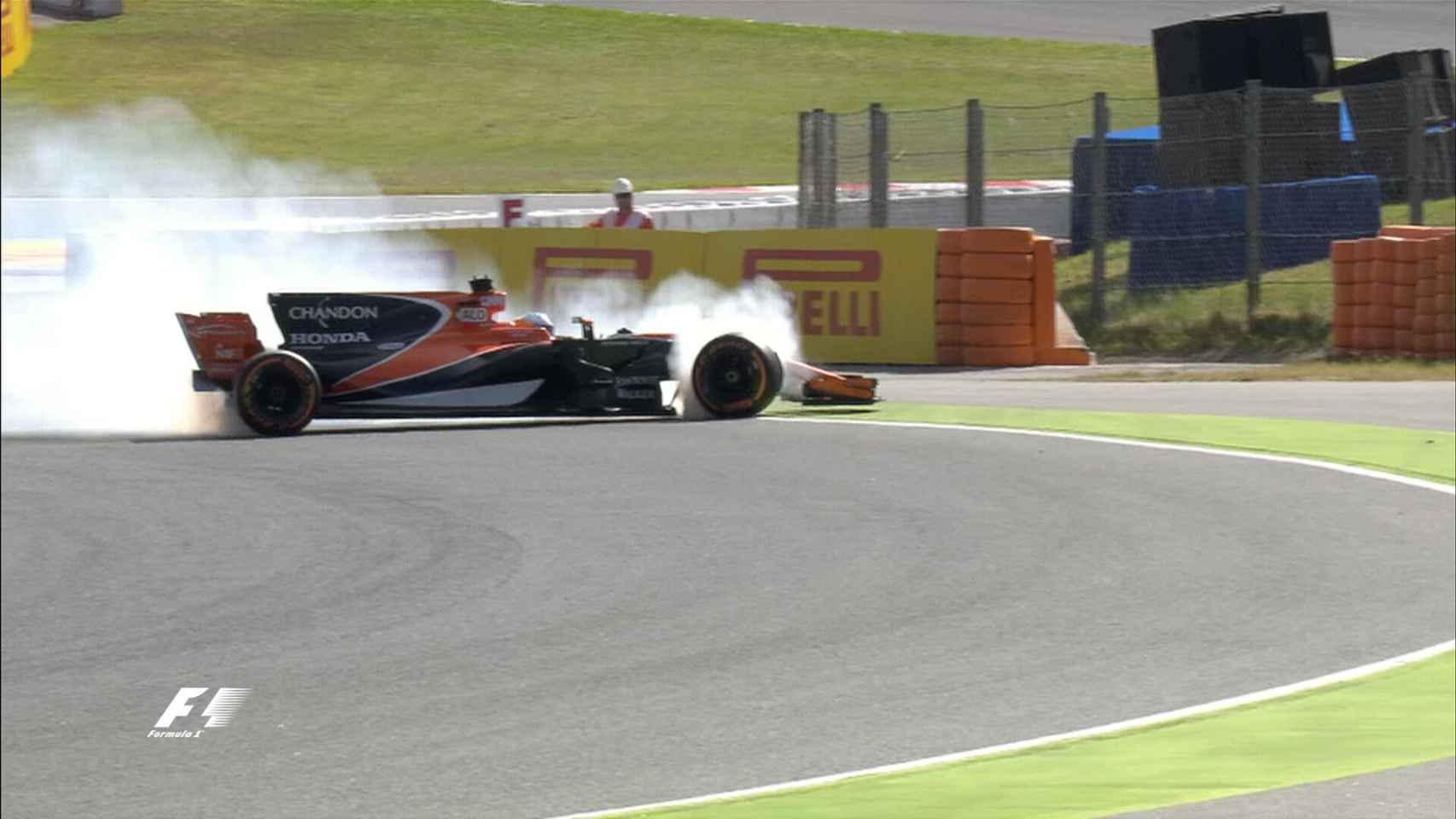 Alonso en el momento en que su motor empezó a fallar.