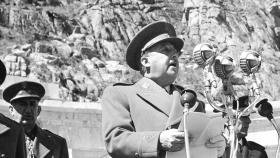 Franco pronuncia un discurso durante la ceremonia de inauguración del Valle de los Caídos en 1959.