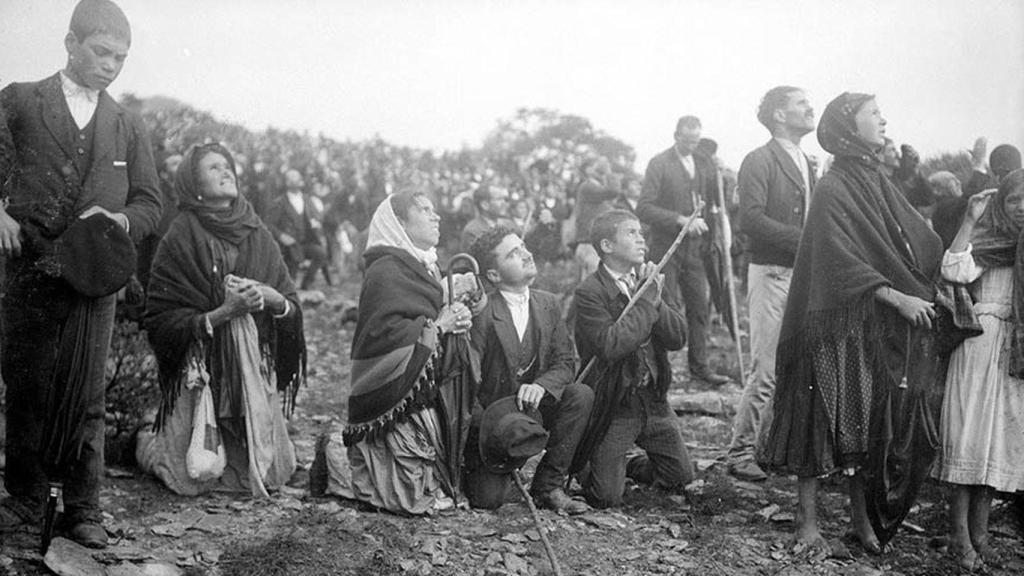 Los asistentes se arrodillaban ante el milagro del sol, el 13 de octubre de 1917.