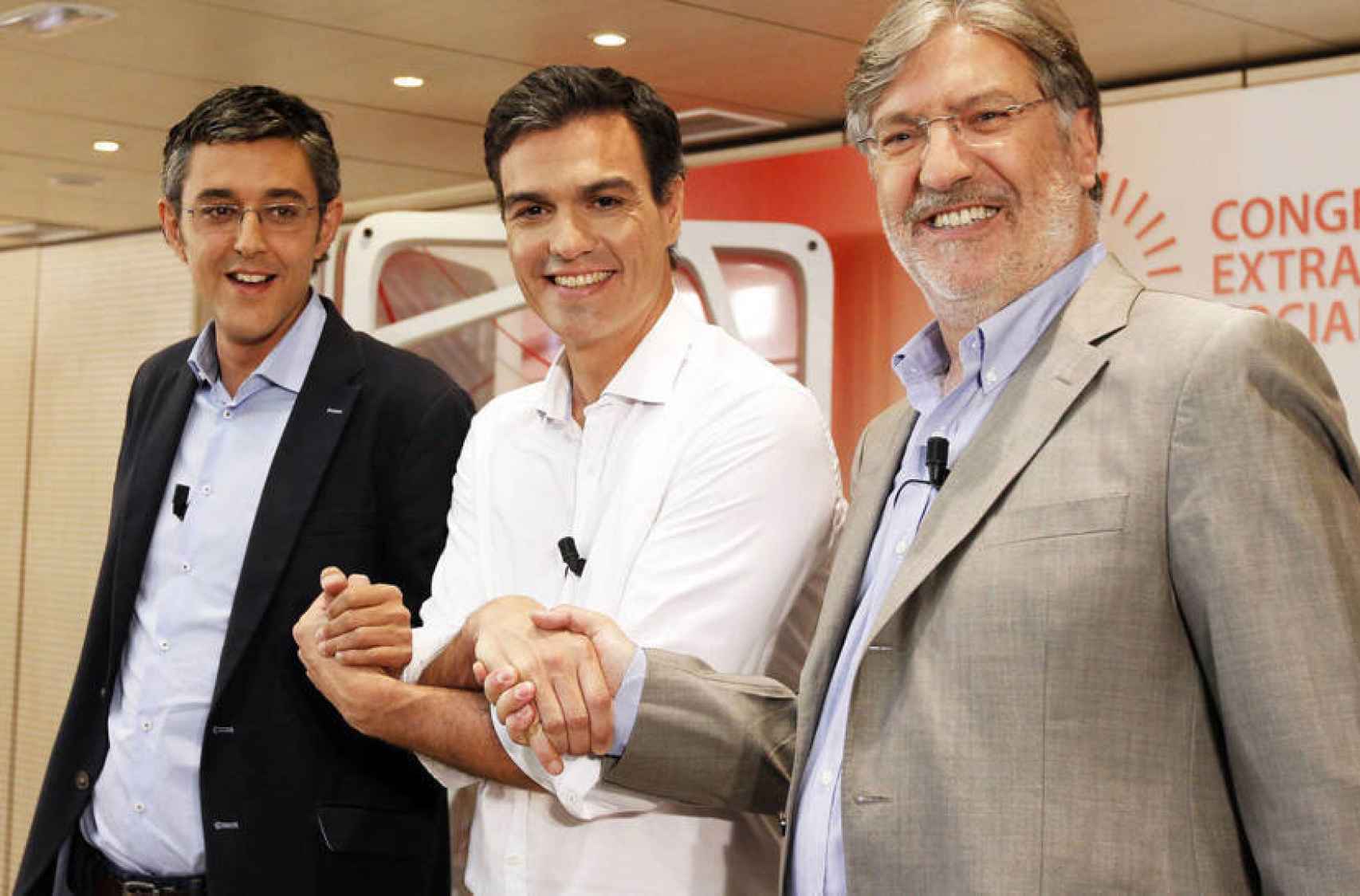 Eduardo Madina, Pedro Sánchez y Pérez Tapias posan para la prensa en el debate de las primarias del PSOE, en 2014.