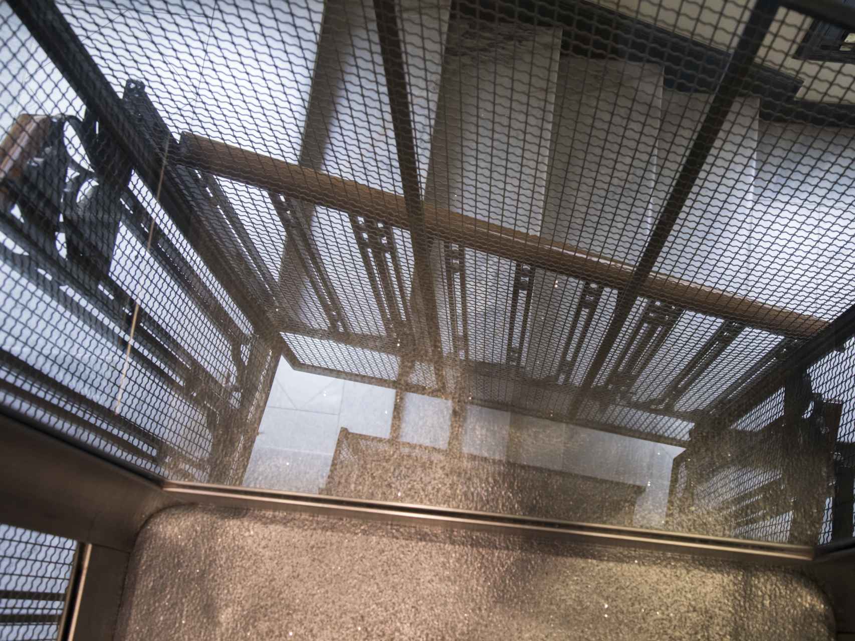 En un ascensor similar al que protagonizó el suceso se puede observar el hueco comprendido entre la cabina del ascensor y la estructura de metal, suficiente para que caigan dos personas.