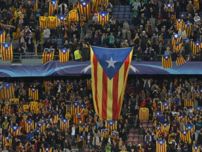 La estelada preside habitualmente, de un modo o de otro, la bancada del estadio azulgrana.