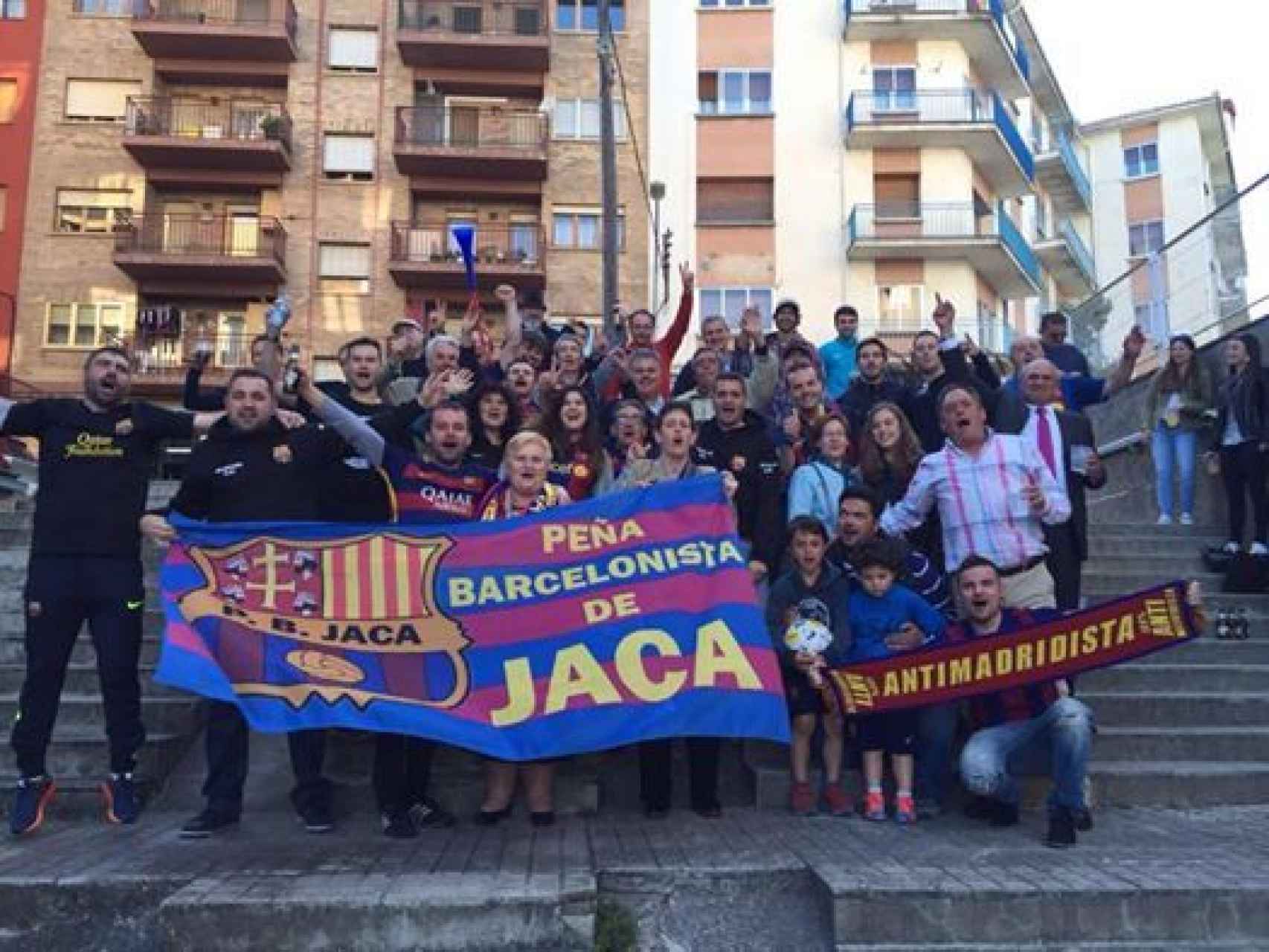 Peña Barcelonista de Jaca. En el Camp Nou no puedes sacar tranquilamente una bandera de España.