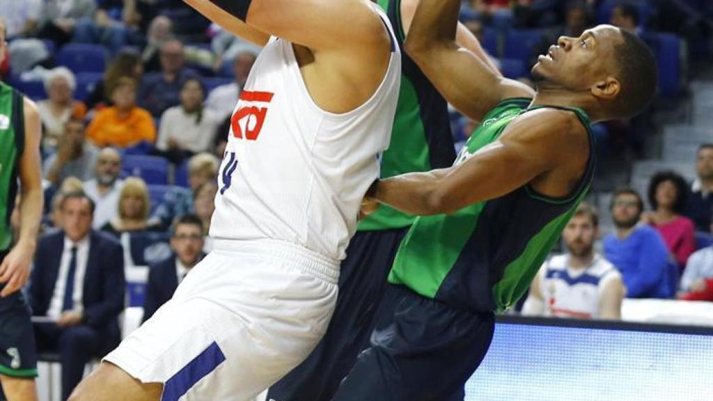 Ayón lucha el balón con Terry James.