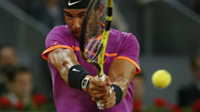 Nadal, golpeando un revés ante Goffin.