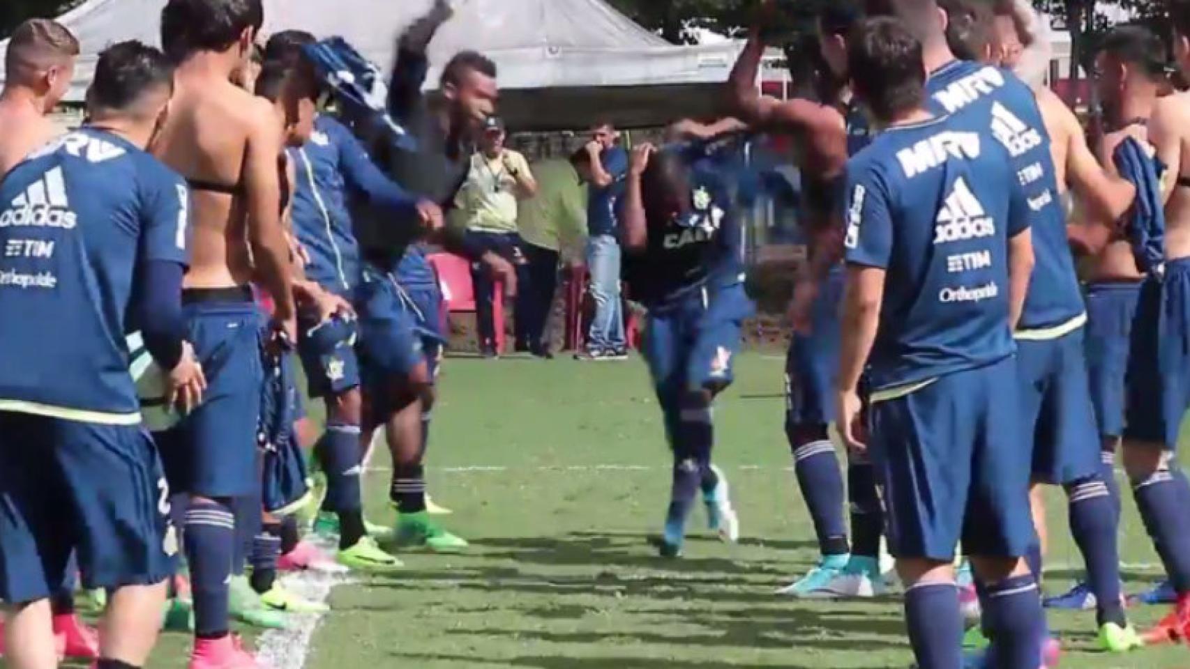 Los jugadores del Flamengo hacen un pasillo a Vinicius Jr.