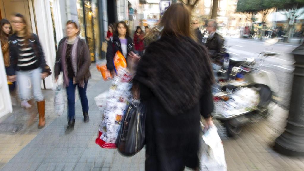 Viandantes de compras, en una imagen de archivo.