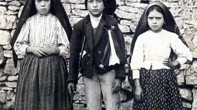 De izquierda a derecha, Lucía, Francisco y Jacinta, los pastorcillos que vieron a la virgen.