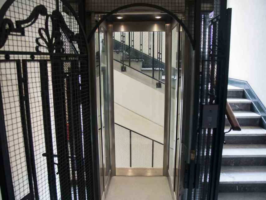 Un ascensor similar al que se encontraba en el número 4 de la calle Hermanos Bécquer.