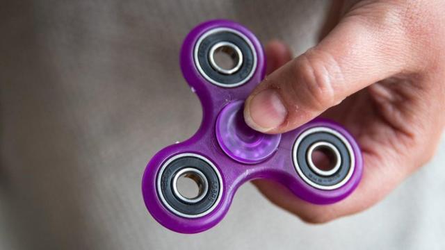 El 'fidget spinner' es el último juguete de moda.