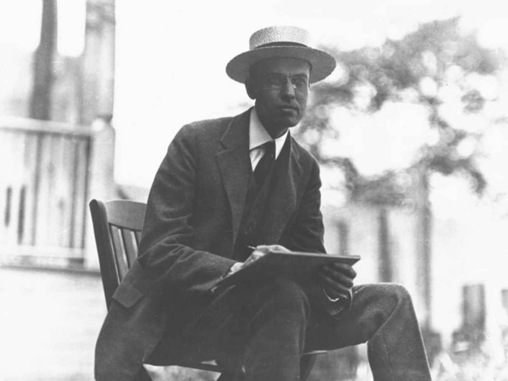 Edward Hopper toma apuntes del natural, en París, en 1907.