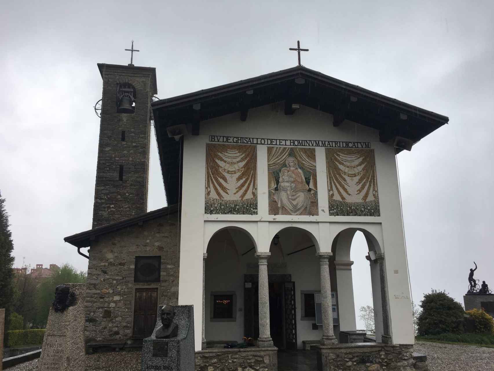 La ermita está situada a 754 metros de altura, en el municipio de Magreglio.