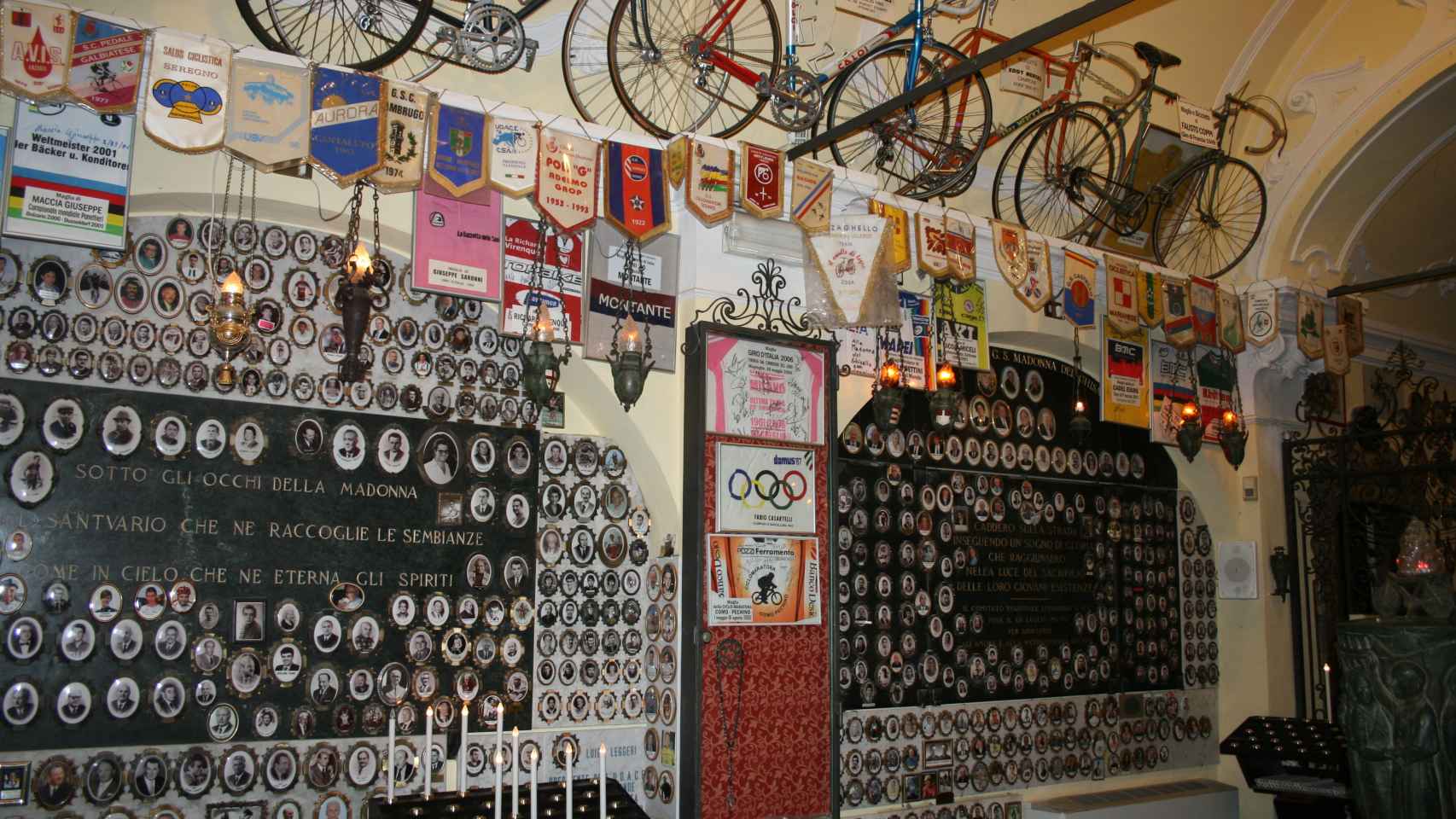 Una de las paredes de la ermiita está dedicada a los ciciclistas fallecidos.