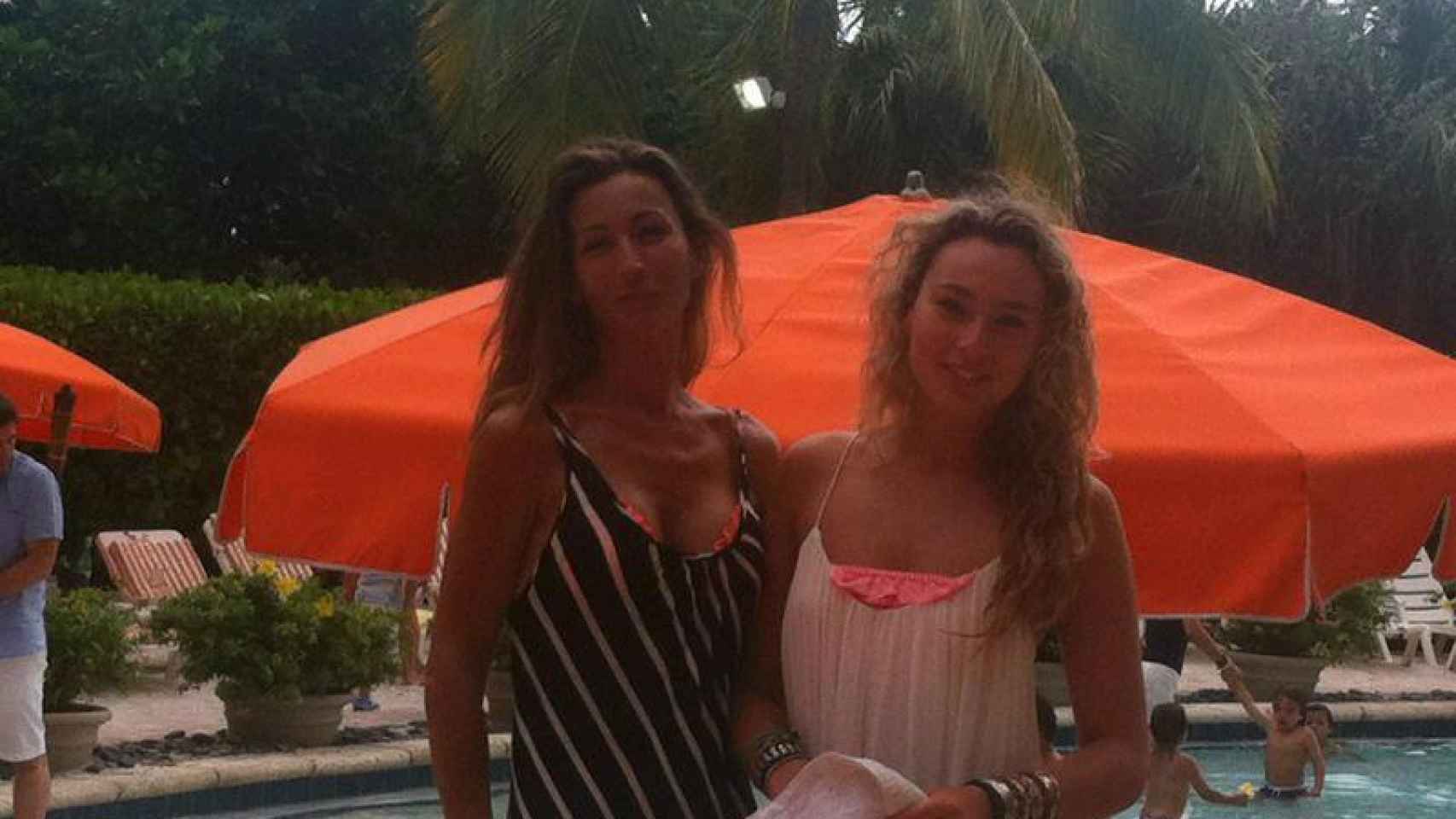Mónica con su hija Kika, que vive en Miami y se dedica a la música.