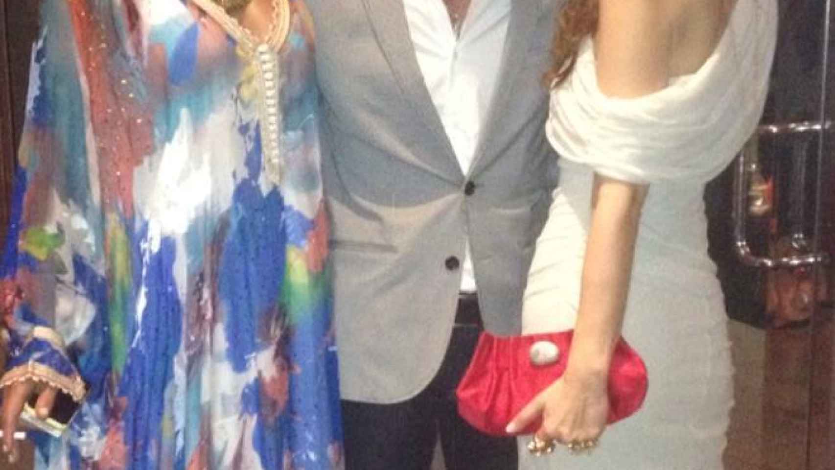 Mónica posa con Colate, hermano de Paulina Rubio, con el que se lleva estupendamente.