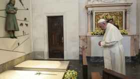 El papa Francisco en las tumbas de Francisco y Jacinta, dos de los tres niños que presenciaron la aparición de la Virgen de Fátima hace 100 años.