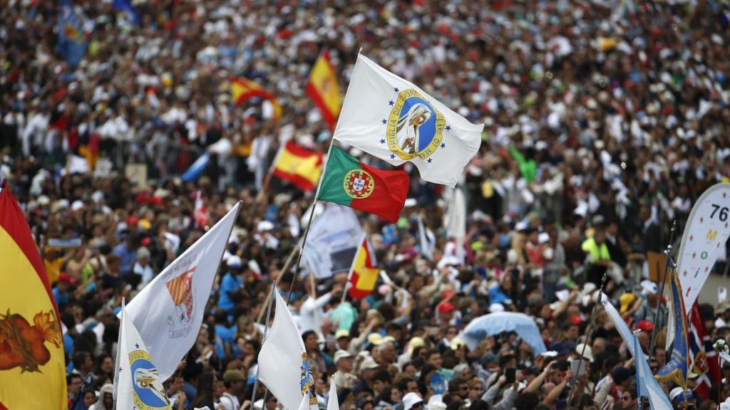 Durante la canonización se pudieron ver banderas de decenas de países.