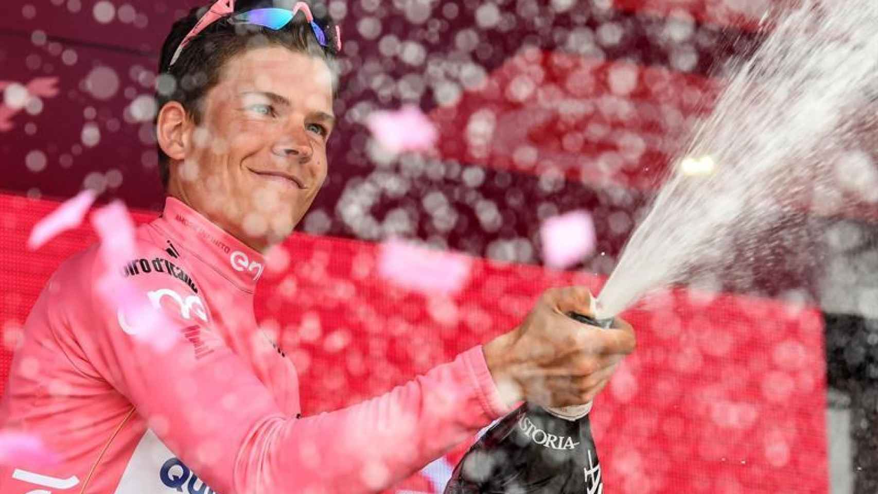 Jungels celebra su victoria en el Giro.