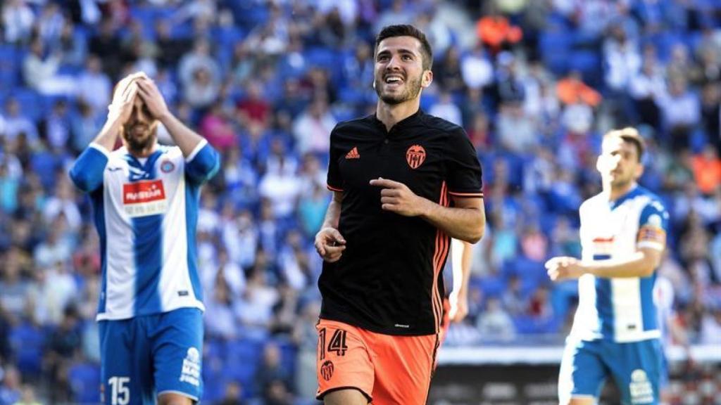 Gayá celebra un gol con el Valencia.