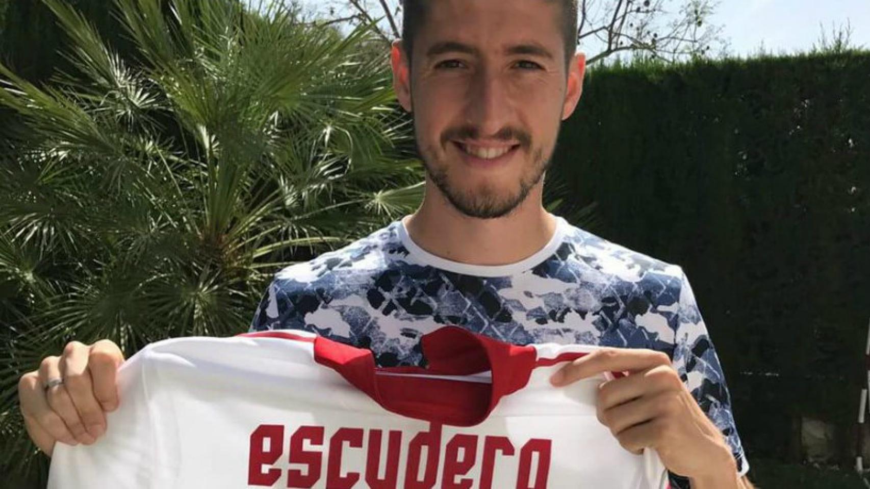 Escudero posa con su camiseta. Foto. Twitter (@SerEscudero89)