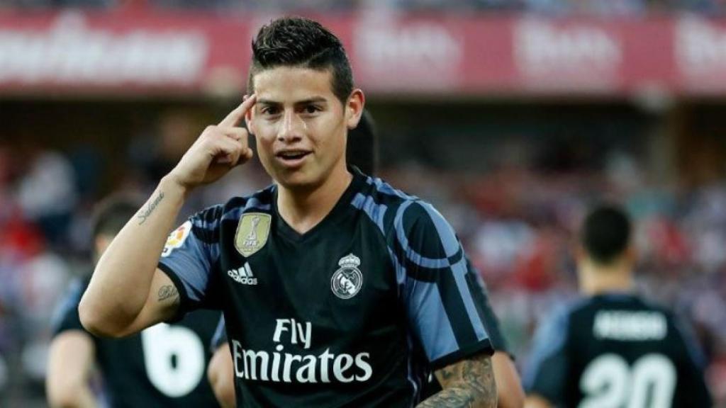 James celebra el gol.