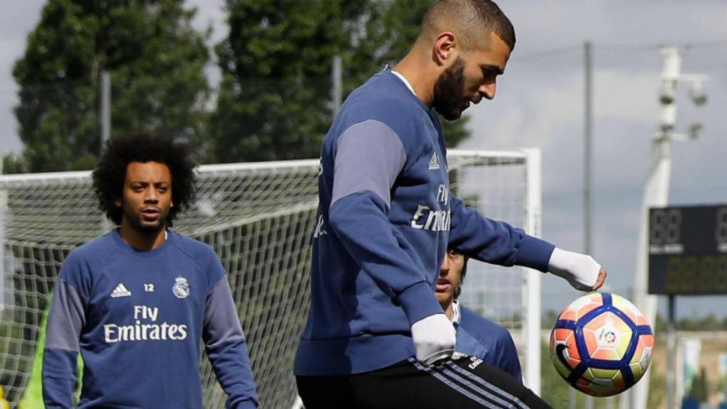 Karim Benzema controlando el esférico