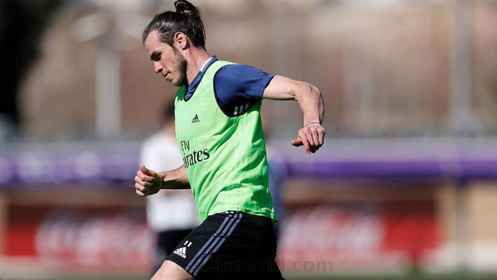 Gareth Bale realizando los ejercicios