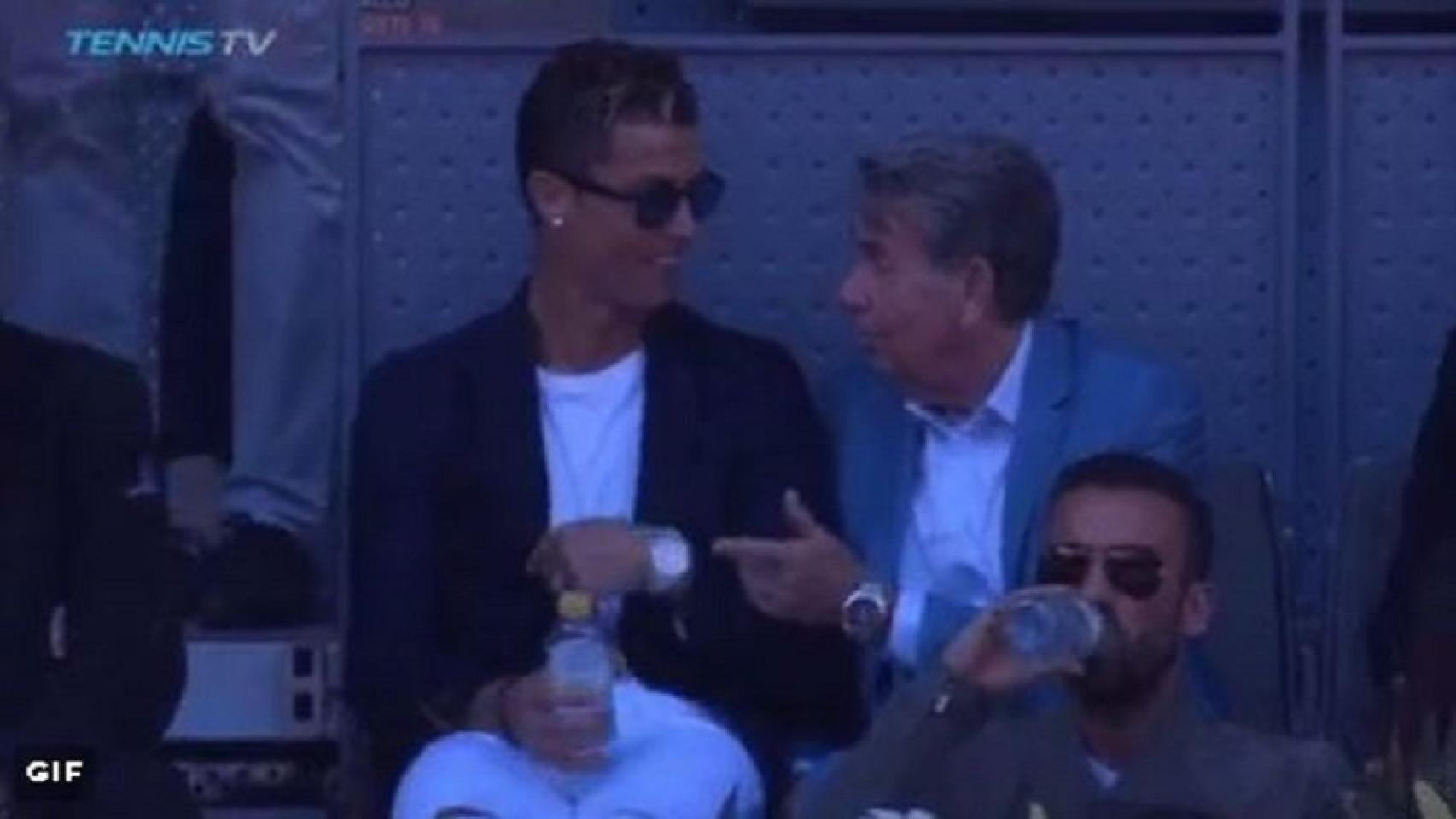 Cristiano Ronaldo, junto a Manolo Santana. Foto: Twitter (@mutuamadridopen)