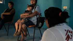 Una mujer descansa con su nieta  en un refugio de migrantes de Tenosique.