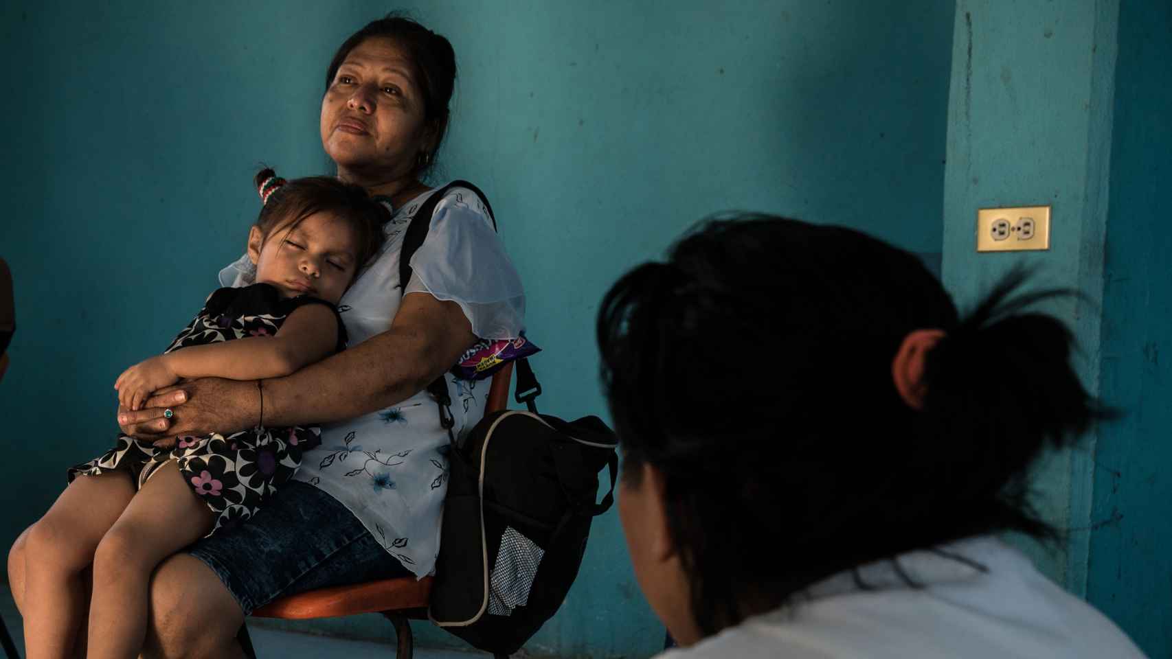 Una mujer descansa con su nieta  en un refugio de migrantes de Tenosique.