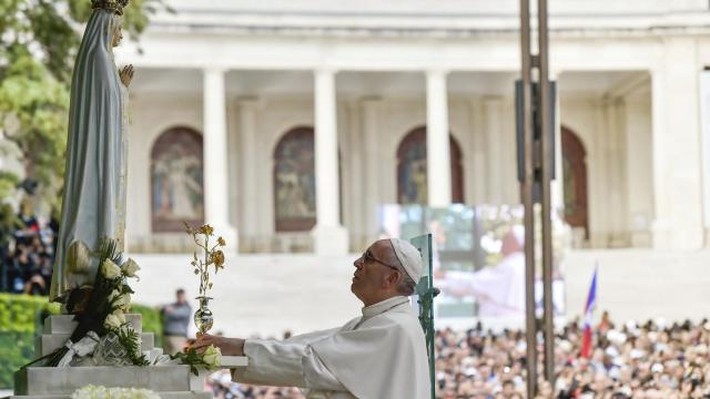 El papa Francisco reza en el interior de la capilla del santuario de Fátima.