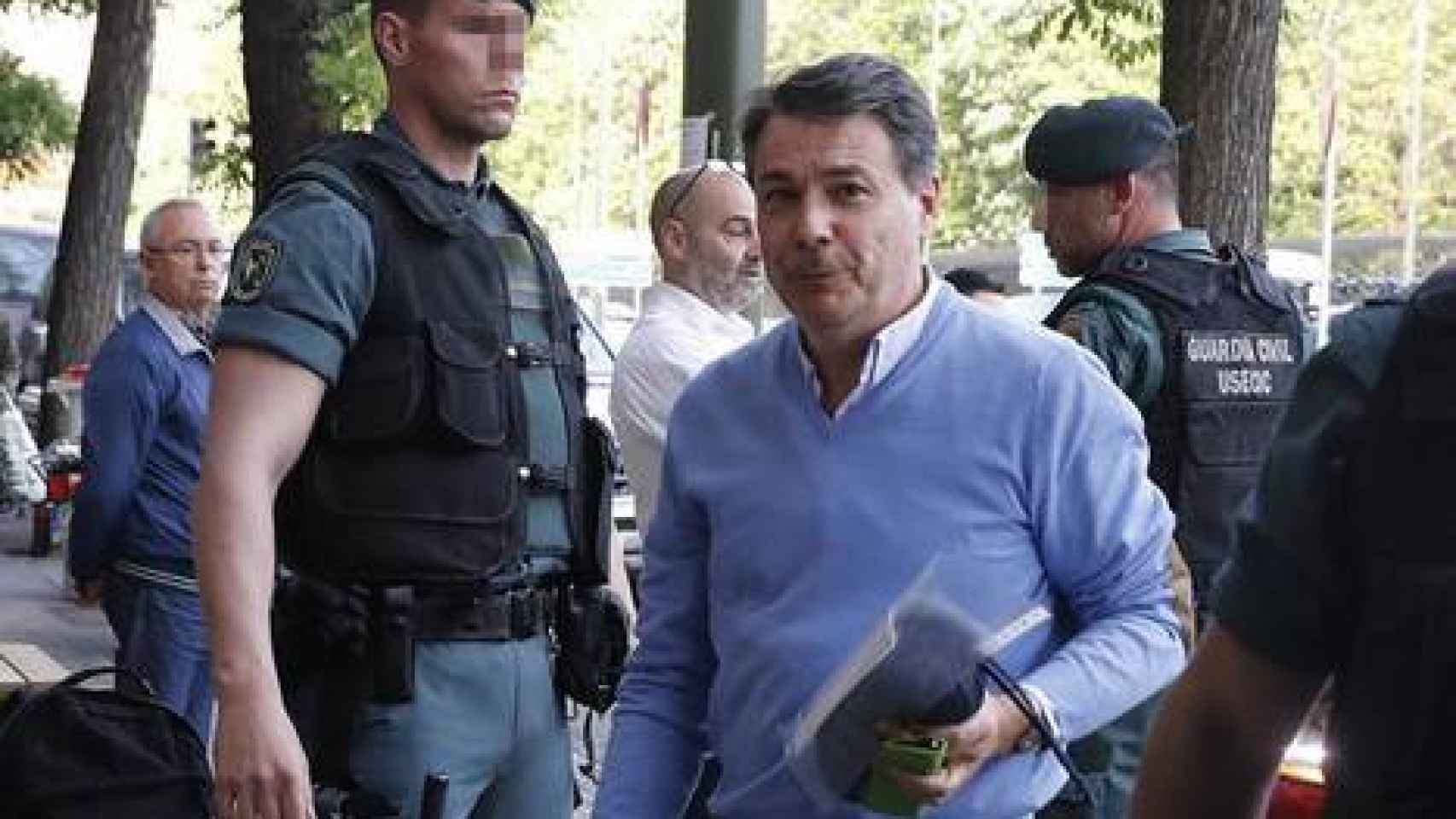 Ignacio González durante uno de los registros tras su detención.