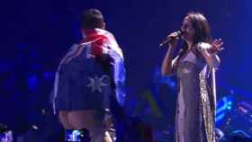 Un espontáneo hace un 'calvo' en Eurovisión ante la ganadora Jamala
