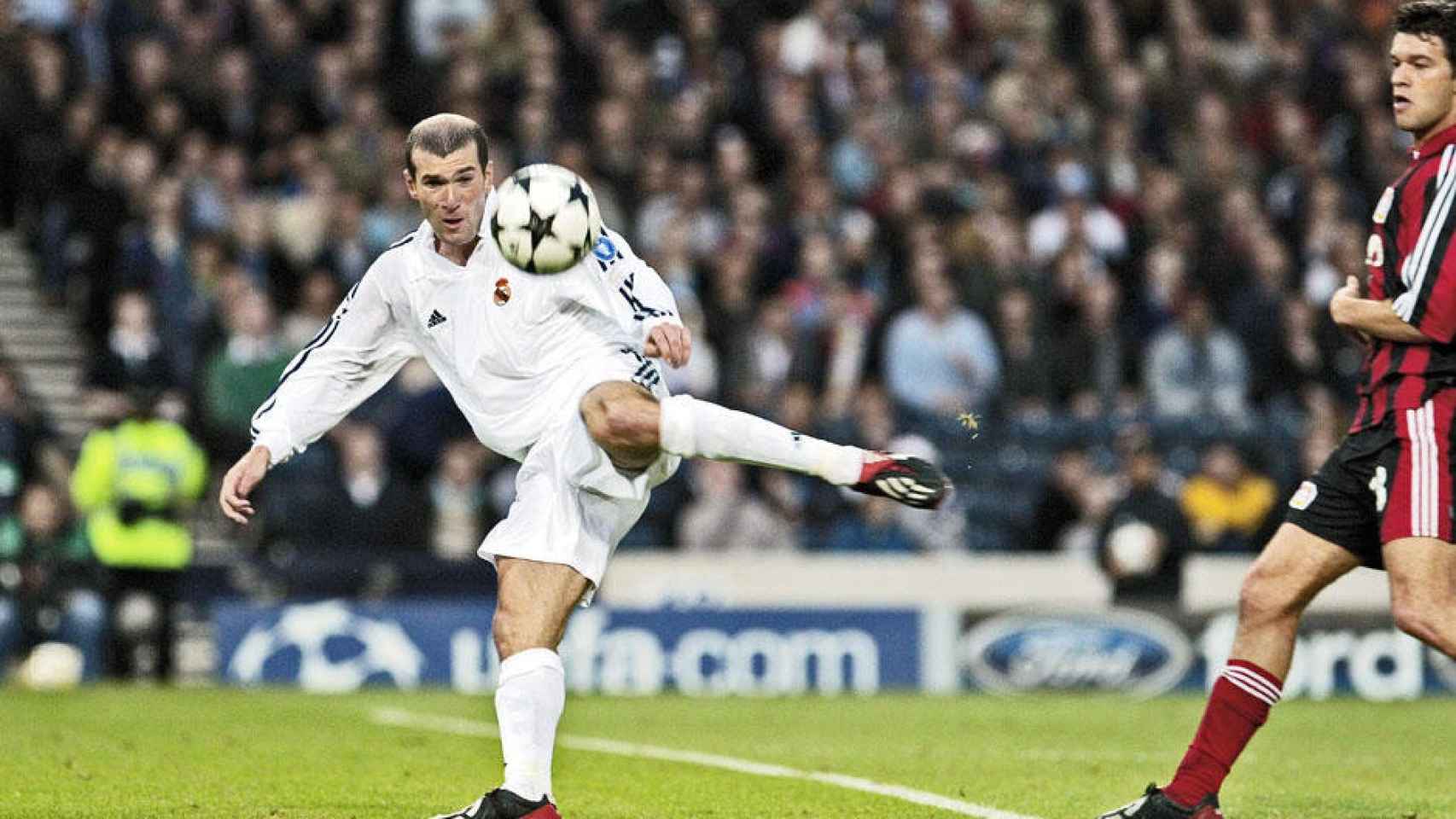 Zidane, en el momento de rematar el balón en la final de la Champions 2002.