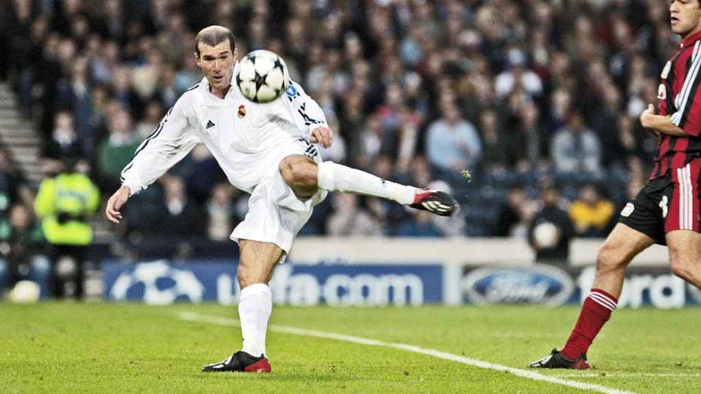Zidane, en el momento de rematar el balón en la final de la Champions 2002.