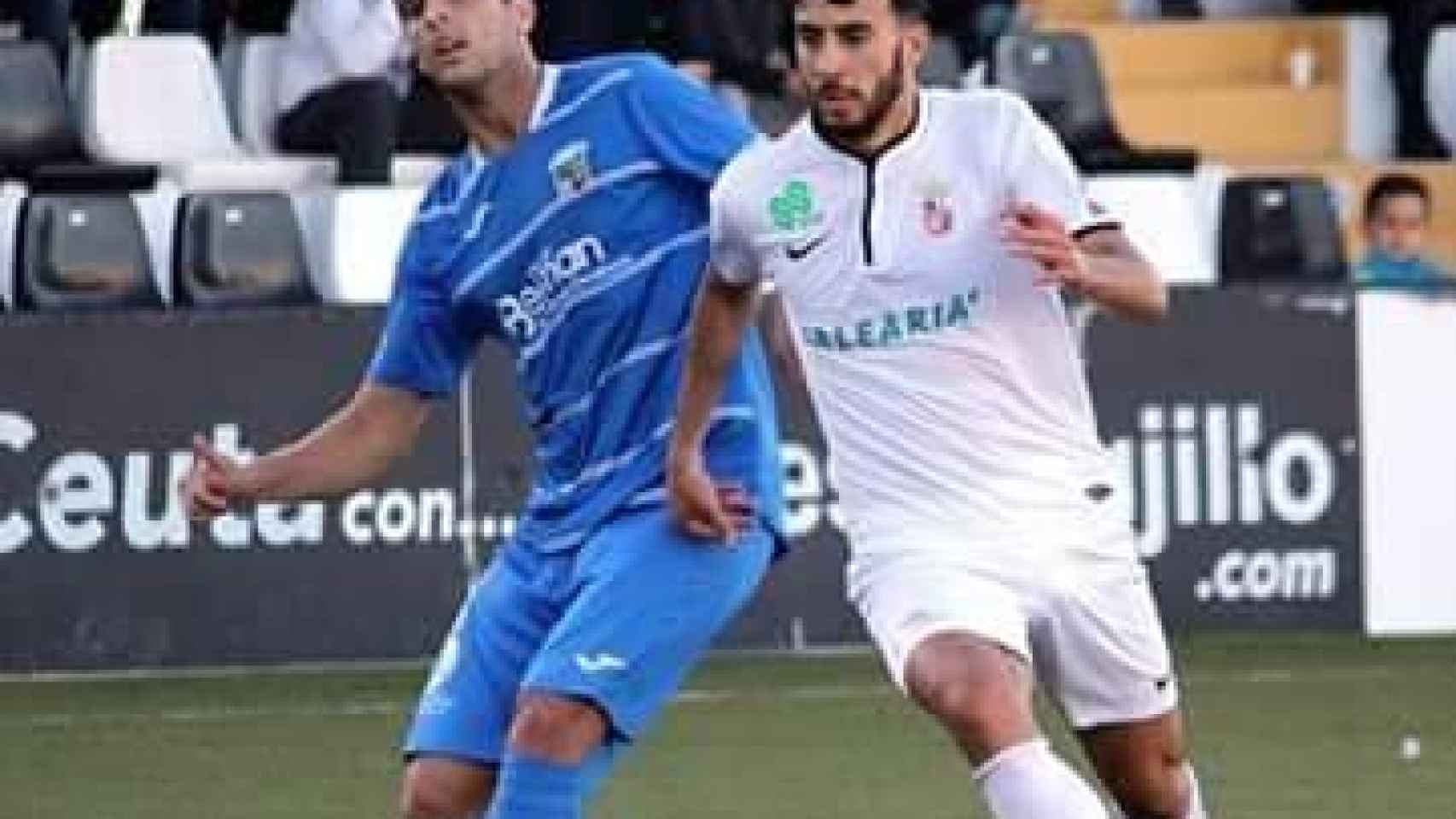 Abdelah, vestido de blanco, pelea una pelota con el rival.