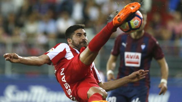 Carlos Carmona golpea el balón.