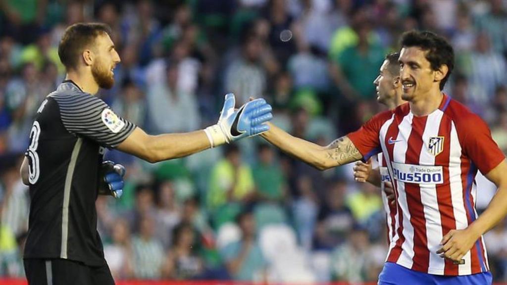 Savic le da la mano a Oblak tras marcar el gol del Atlético.