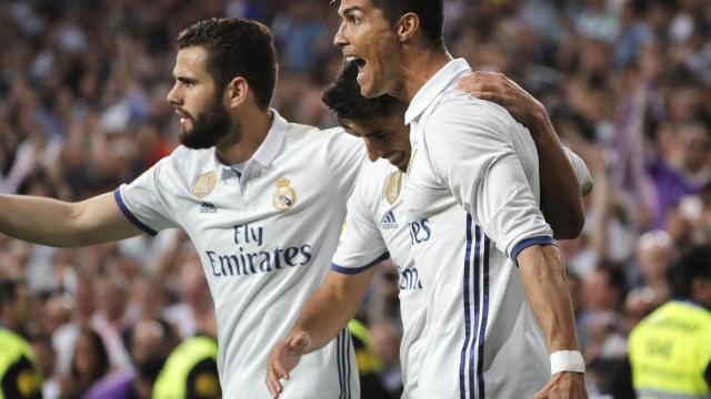 Cristiano celebra con Nacho uno de los goles ante el Sevilla.