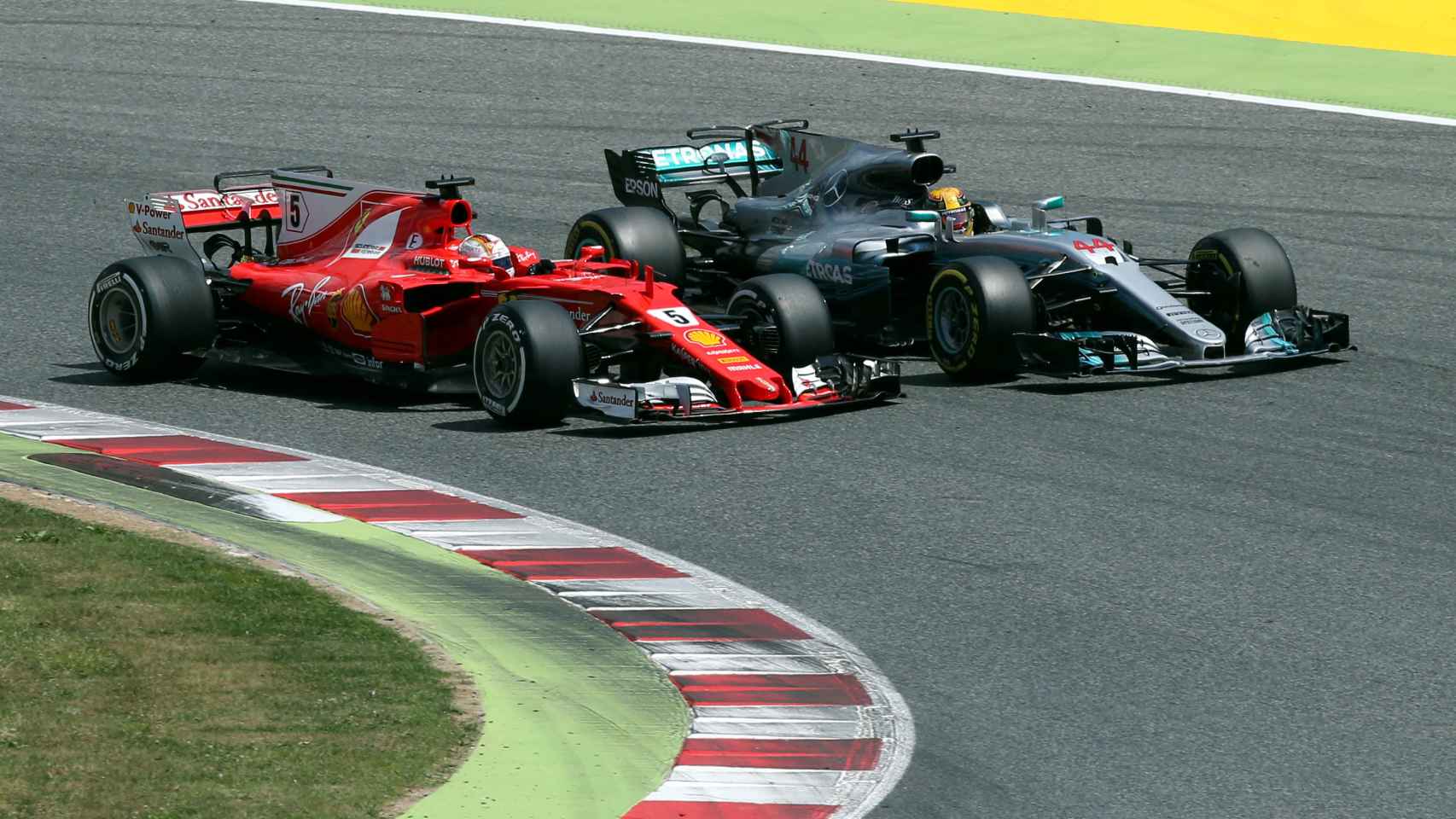 Vettel y Hamilton en un momento de la lucha en Montmeló.