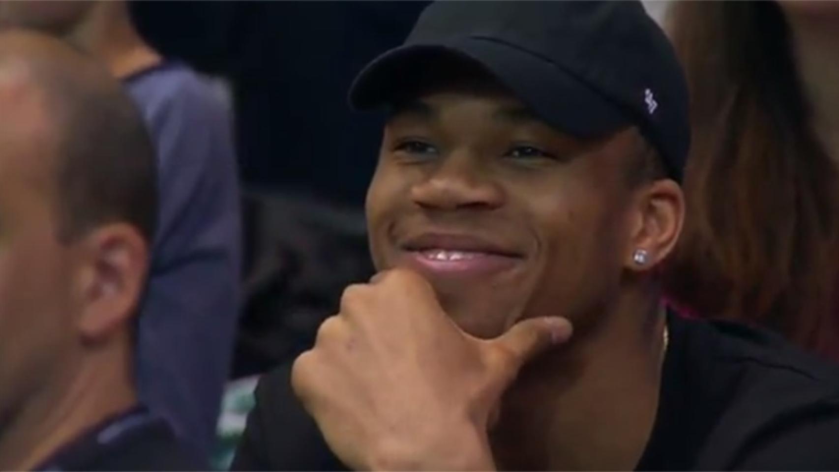 Giannis Antetokounmpo viendo el Morabanc-Real Madrid (Foto: @ACBcom)