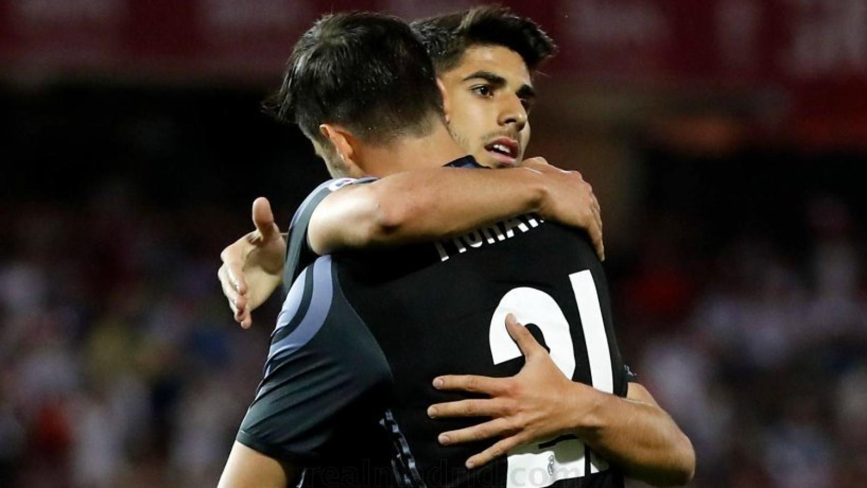 Asensio abraza a Morata