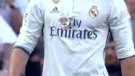 Mercado le rompió la camiseta a Cristiano tras este agarrón en el área Foto: Twitter(@ElChiringuitotv)