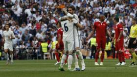 Ramos abraza a Nacho. Foto: Pedro Rodríguez / El Bernabéu