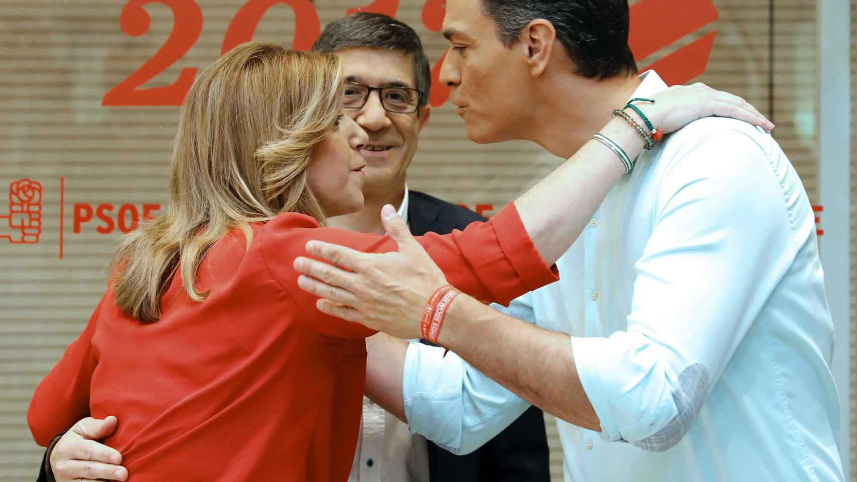 Susana Díaz, Patxi López y Pedro Sánchez se saludan a su llegada a Ferraz antes del único debate de la campaña.