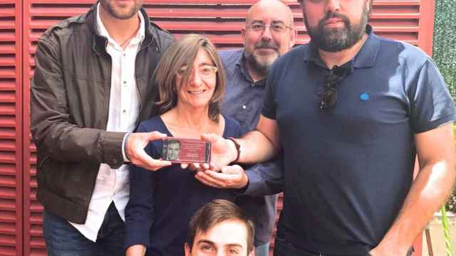 Los militantes socialistas de Torrelodones muestran orgullosos la foto de Sánchez.