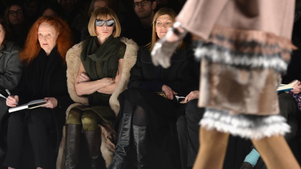 Anna Wintour junto a Grace Coddington en el front row del desfile de Carolina Herrera. | Foto: Getty Images.