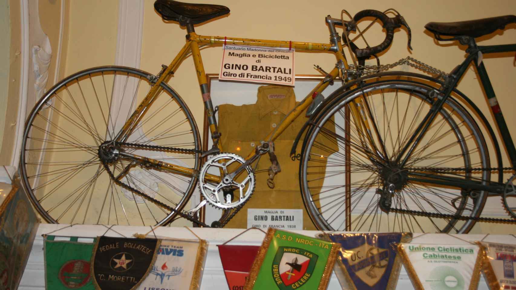Una de las bicicletas de Gino Bartali junto a su maillot amarillo del Tour de Francia