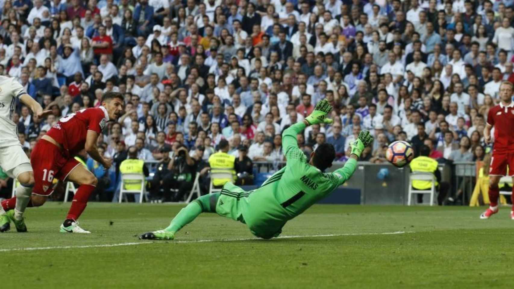 Keylor Navas salva un gol. Foto: Pedro Rodríguez / El Bernabéu