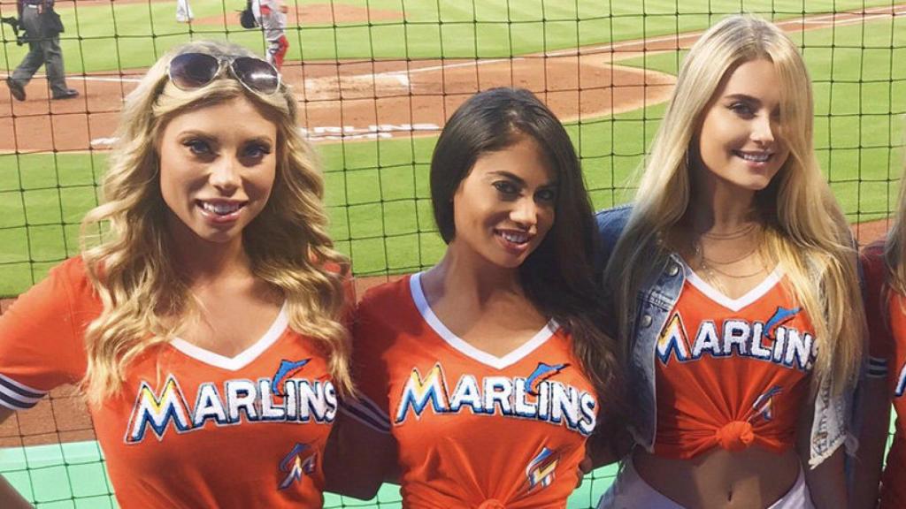 Korina Evaniuk (izq.) junto a dos amigas en el partido de los Marlins Mermaids. Foto: Twitter (@MikaelaAgnolin)